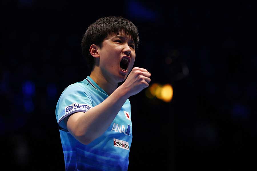 ドイツ戦で勝利し歓喜する張本智和【写真：ロイター】