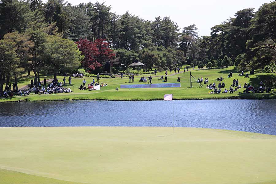池越えの15番パー3。ピンはトッププロもシビれる位置に切られている【写真：柳田通斉】