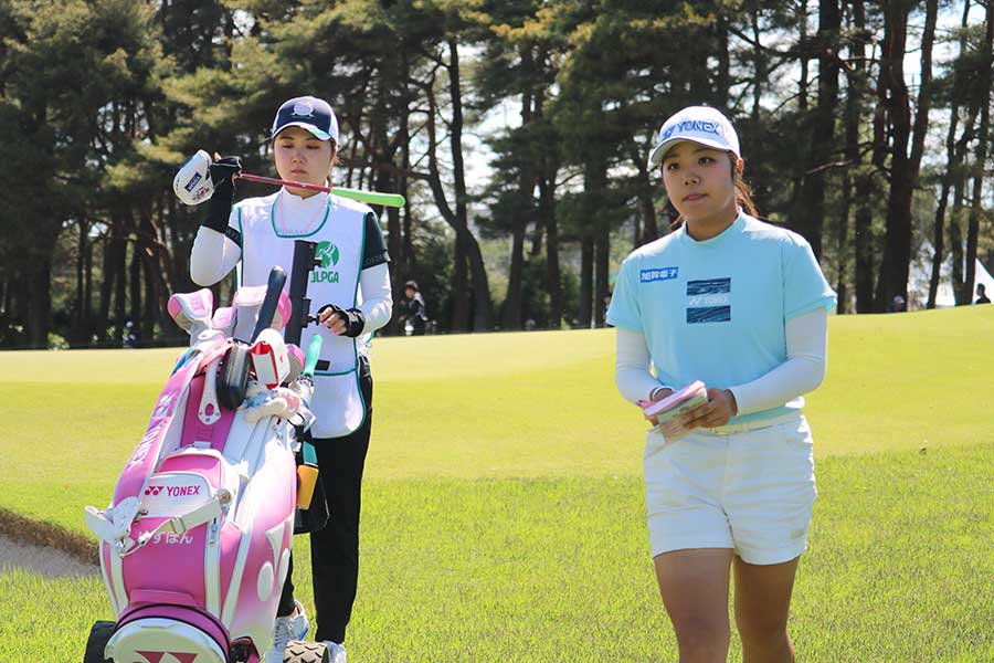 大久保柚季（右）とキャディーでティーチングプロの姉・咲季【写真：柳田通斉】