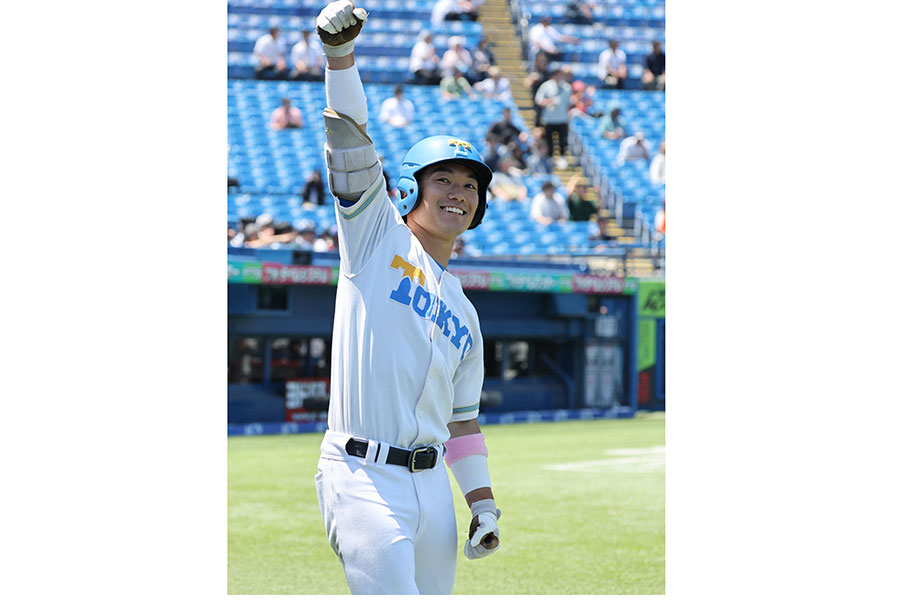 3回、同点2ランを放ち、スタンドに向かってガッツポーズをする東大・長谷川優【写真：産経新聞社】