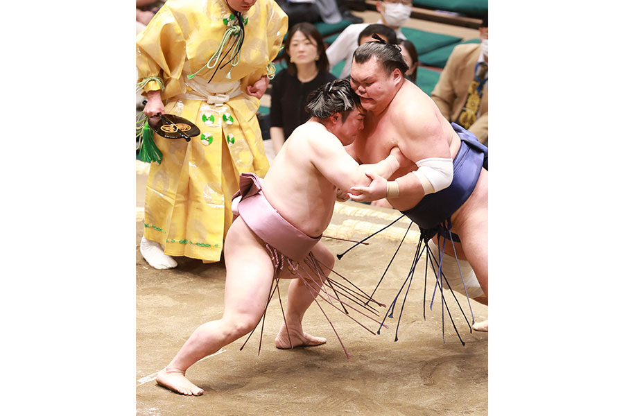 栃大海（右）に勝利した炎鵬【写真：産経新聞社】
