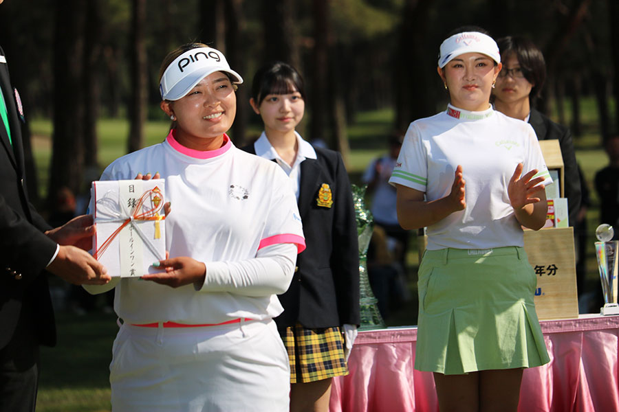 ワールドレディスサロンパス杯を2位で終えた鈴木愛(左)と優勝した河本結【写真:柳田 通斉】