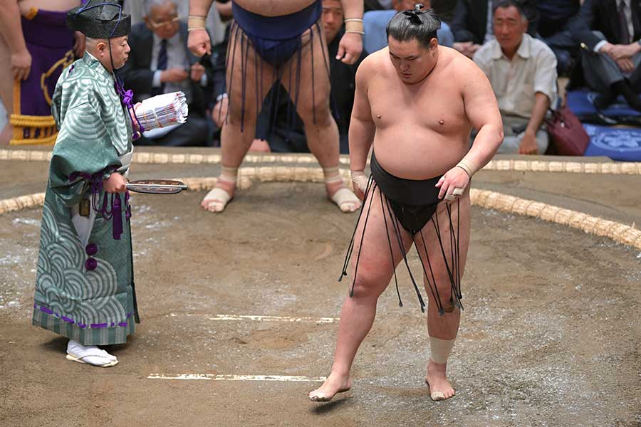 高安との取組後、右足を痛めた横綱・豊昇龍(右)【写真:スポーツ報知/アフロ】