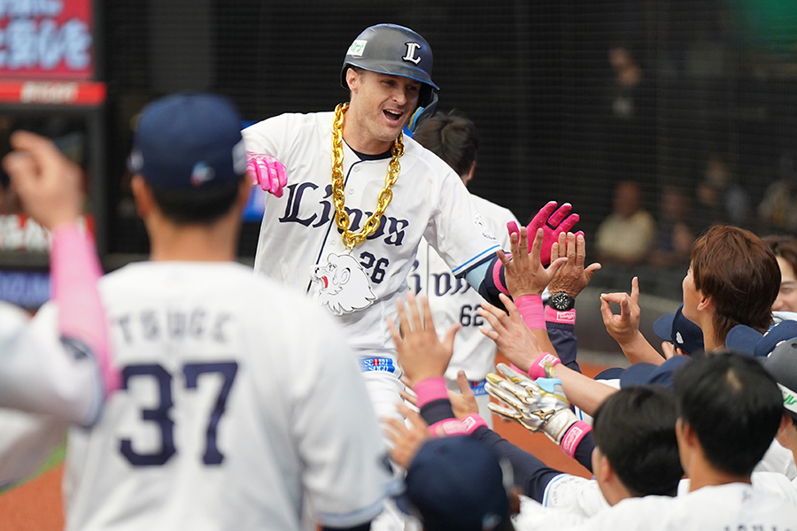 4号ソロを放ったタイラー・ネビン【写真：産経新聞社】
