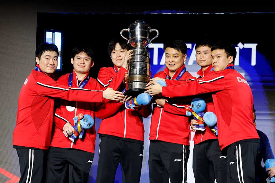 世界選手権団体戦で金メダルを獲得した男子中国代表【写真：ロイター】