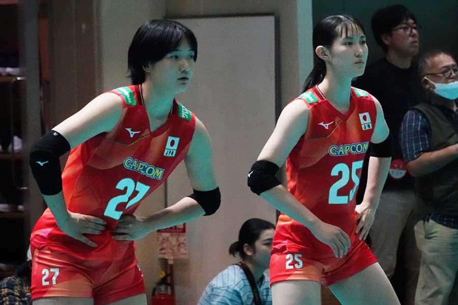 女子バレー日本代表に選出された馬場柚希（左）と大森咲愛【写真：鉾久真大】