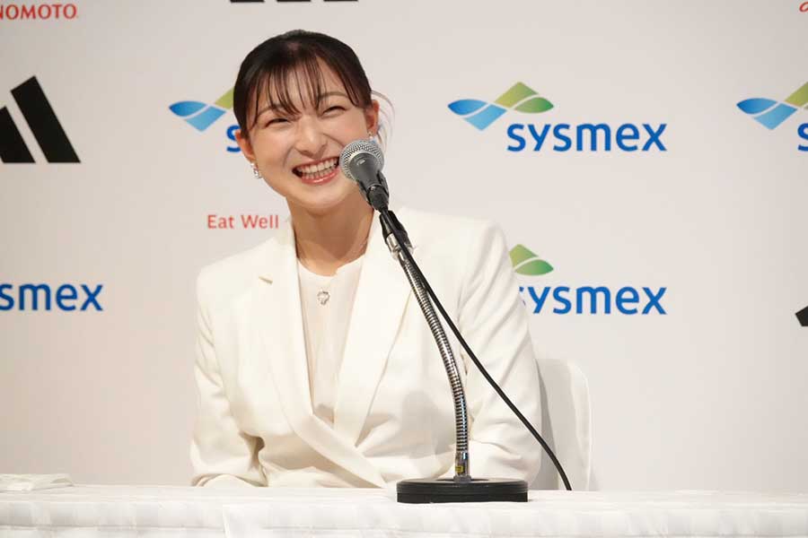 引退会見に登壇した坂本花織【写真：鉾久真大】