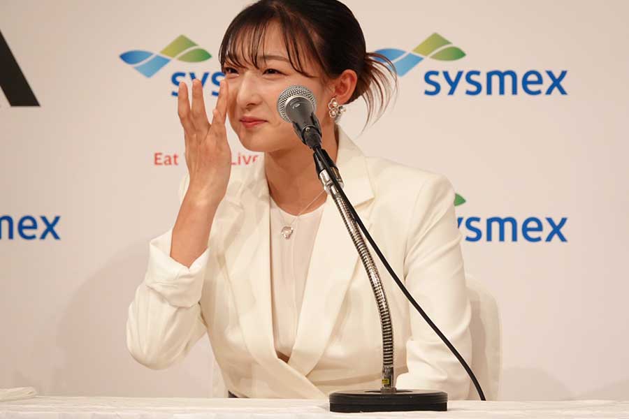 引退会見に登壇した坂本花織【写真：鉾久真大】