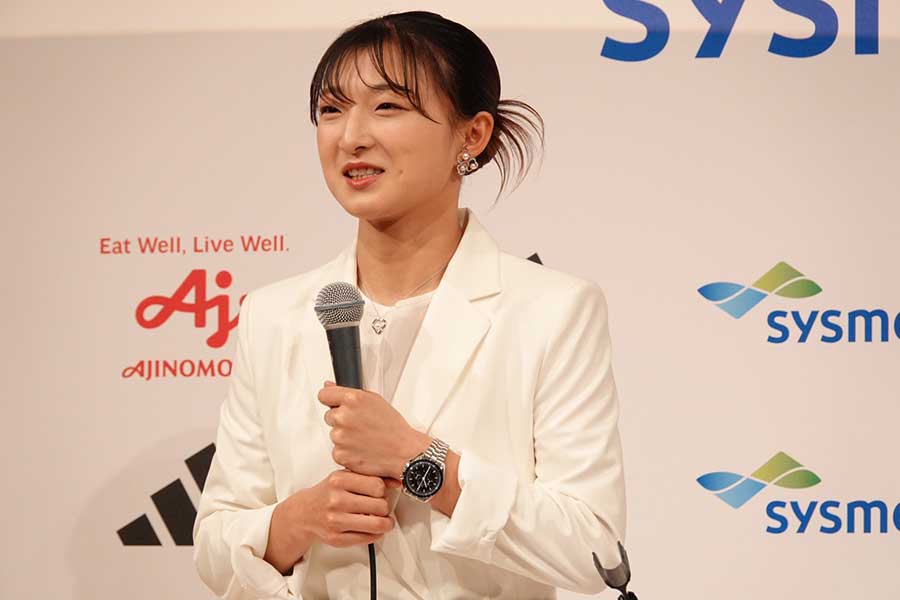 引退会見に登壇した坂本花織【写真：鉾久真大】