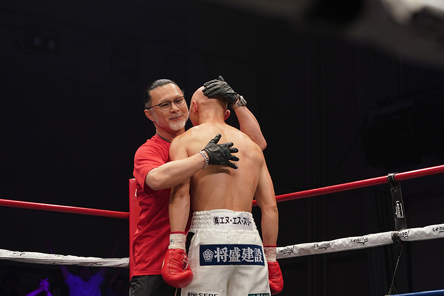 勝利の瞬間、父・松本好二トレーナーと抱き合った松本【写真:澤田直人】