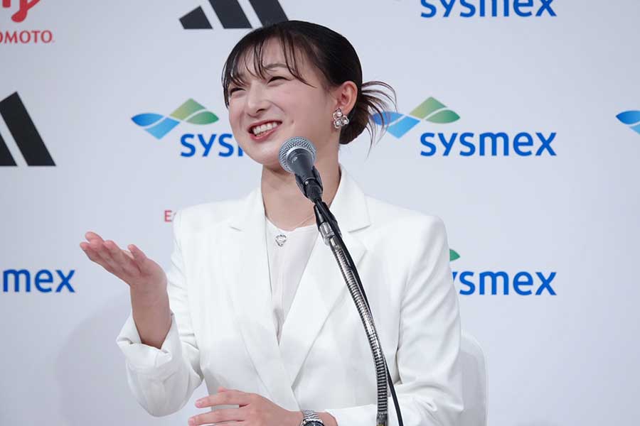 引退会見に登壇した坂本花織【写真:鉾久真大】