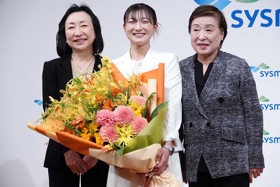 引退会見に登壇した坂本花織。グレアムコーチ(左)、中野コーチ(右)がサプライズで登場【写真:鉾久真大】