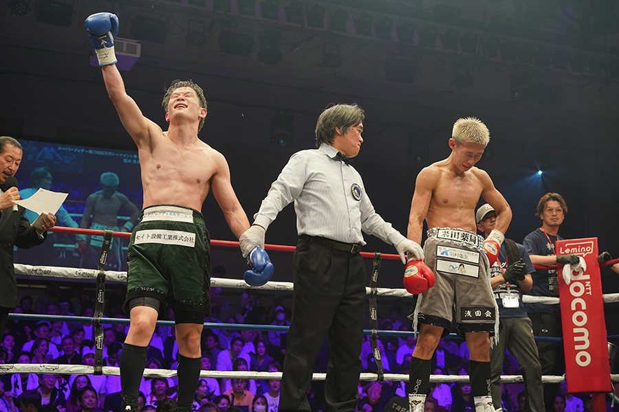福井貫太に判定勝ちし、ガッツポーズの木谷陸（左）【写真：澤田直人】