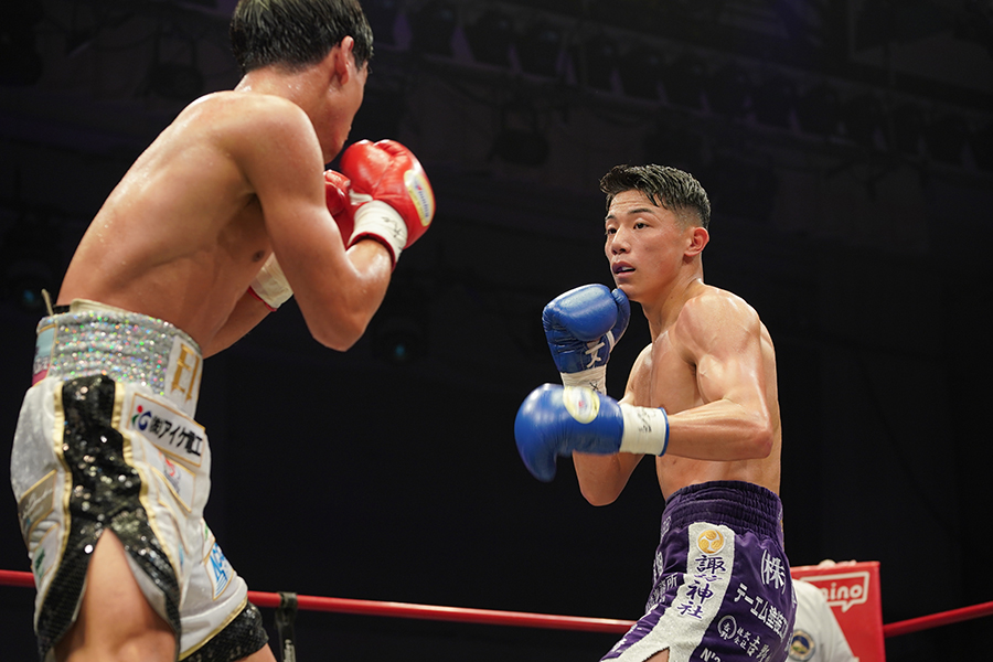 英豪に完勝した渡邊海（右）【写真：澤田直人】