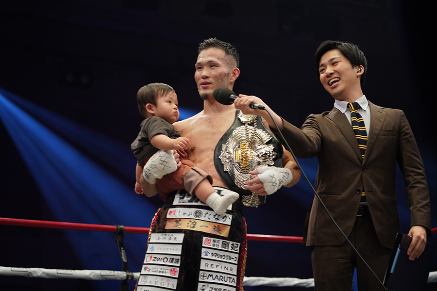 愛息・拳生ちゃんを抱きかかえて、リングインタビューを受ける池側【写真：澤田直人】