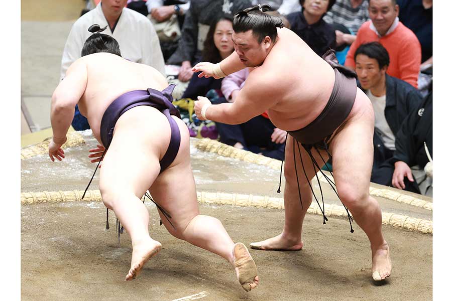 義ノ富士(左)を破った霧島【写真:産経新聞社】