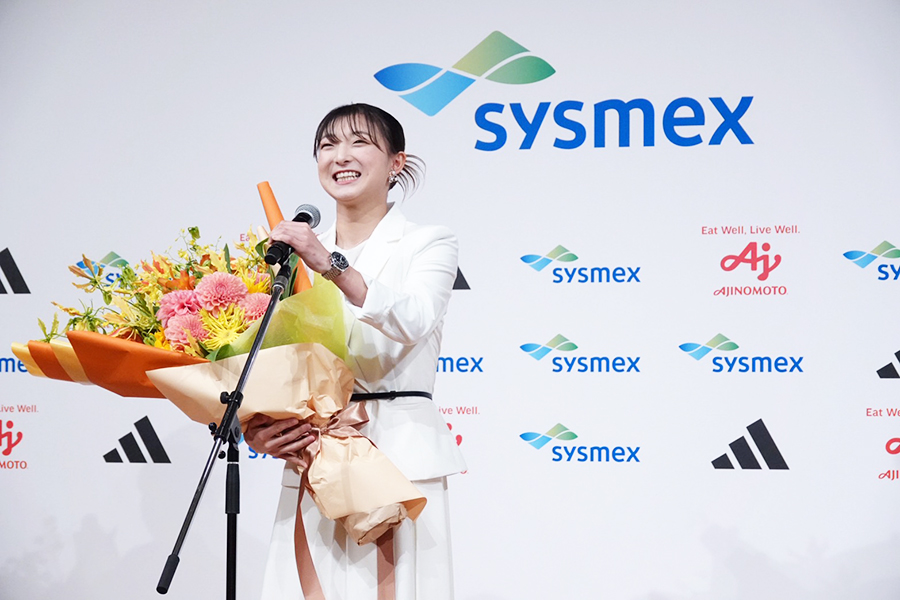 引退会見に登壇した坂本花織【写真：鉾久真大】