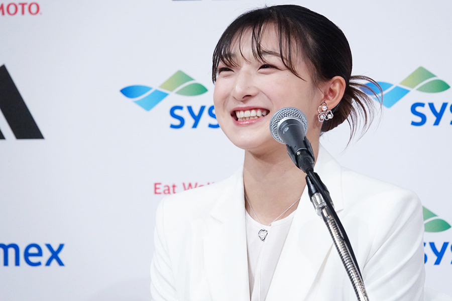 引退会見に登壇した坂本花織【写真：鉾久真大】