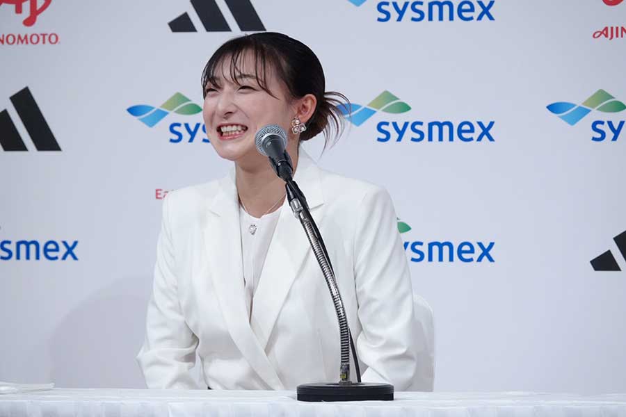 引退会見に登壇した坂本花織【写真:鉾久真大】