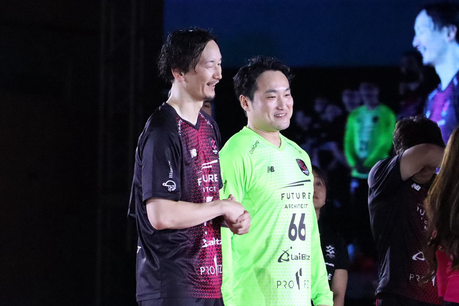引退セレモニーを行った信太弘樹と甲斐昭人（右）【写真：横田美咲】