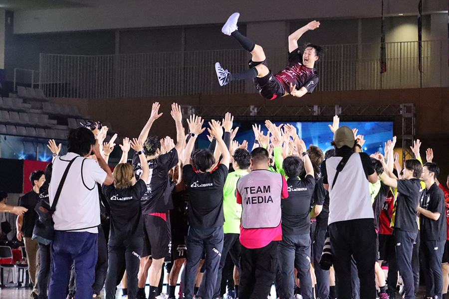 試合後に胴上げされた信太【写真：横田美咲】