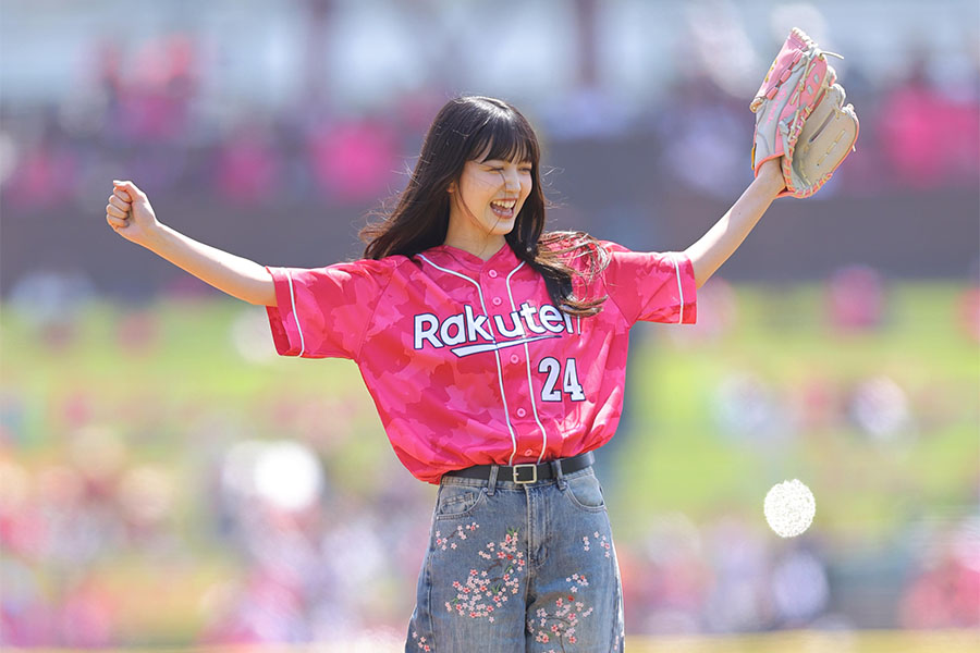 楽天―ソフトバンクのセレモニアルピッチに登場した久保史緒里【写真:産経新聞社】