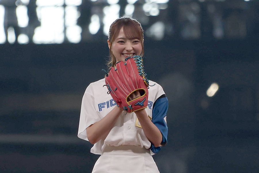 始球式を行ったClariSのクララ【写真：産経新聞社】