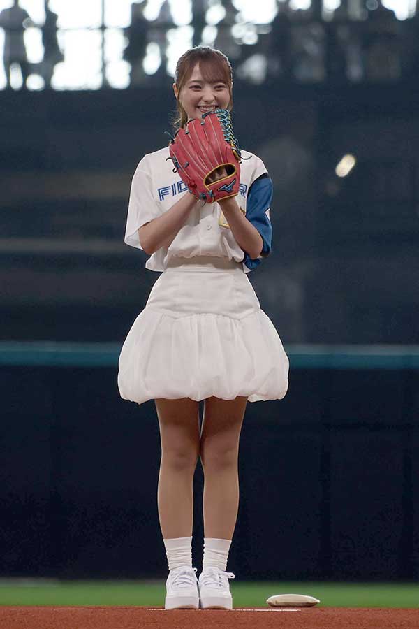 始球式を行ったClariSのクララ【写真：産経新聞社】