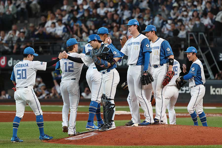 3位に浮上した日本ハムの選手たち【写真：産経新聞社】