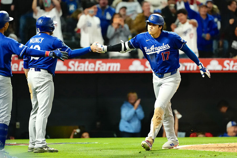 三塁打とエラーで生還したドジャースの大谷翔平（右）【写真：黒澤崇】