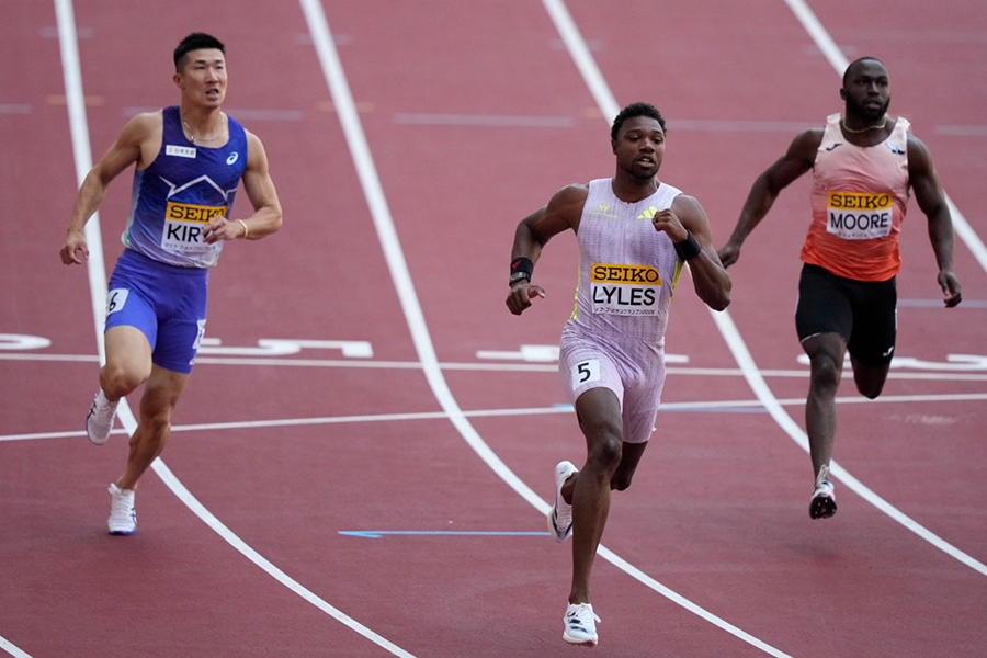 男子100メートルで優勝したノア・ライルズ（中央）と隣レーンで走った桐生祥秀（左）【写真：奥井隆史】