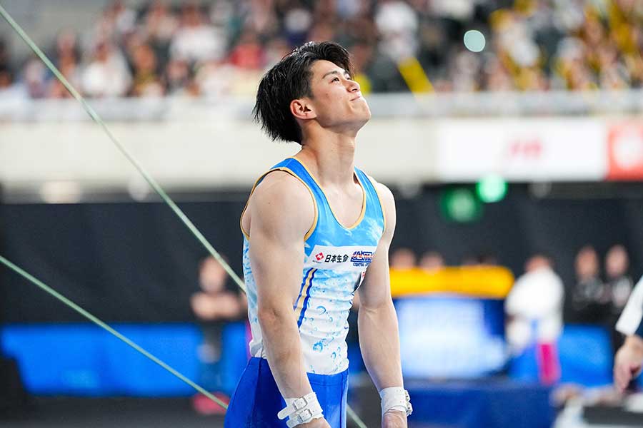 鉄棒で落下し演技後に天を仰ぐ橋本大輝【写真：中戸川知世】