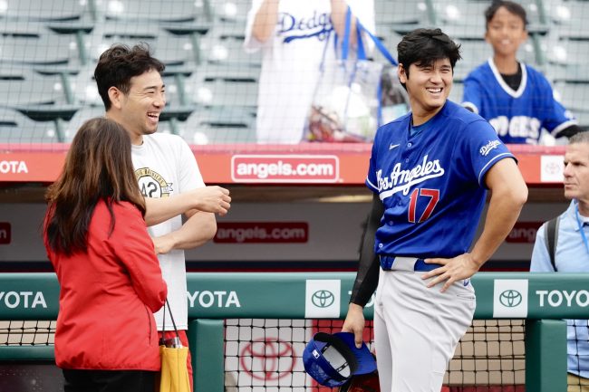 大谷翔平、花巻東の先輩・菊池雄星と再会 エ軍戦前に約7分間談笑、帽子