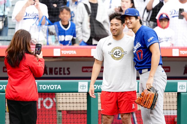 大谷翔平、花巻東の先輩・菊池雄星と再会 エ軍戦前に約7分間談笑、帽子