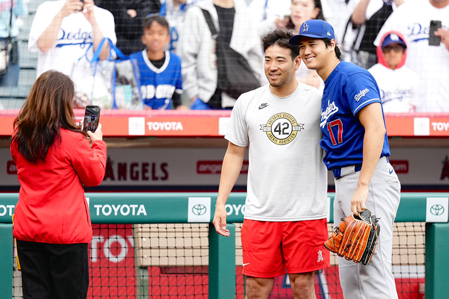 エンゼルスードジャース戦前、記念撮影を行う大谷（右）と菊池【写真：黒澤崇】