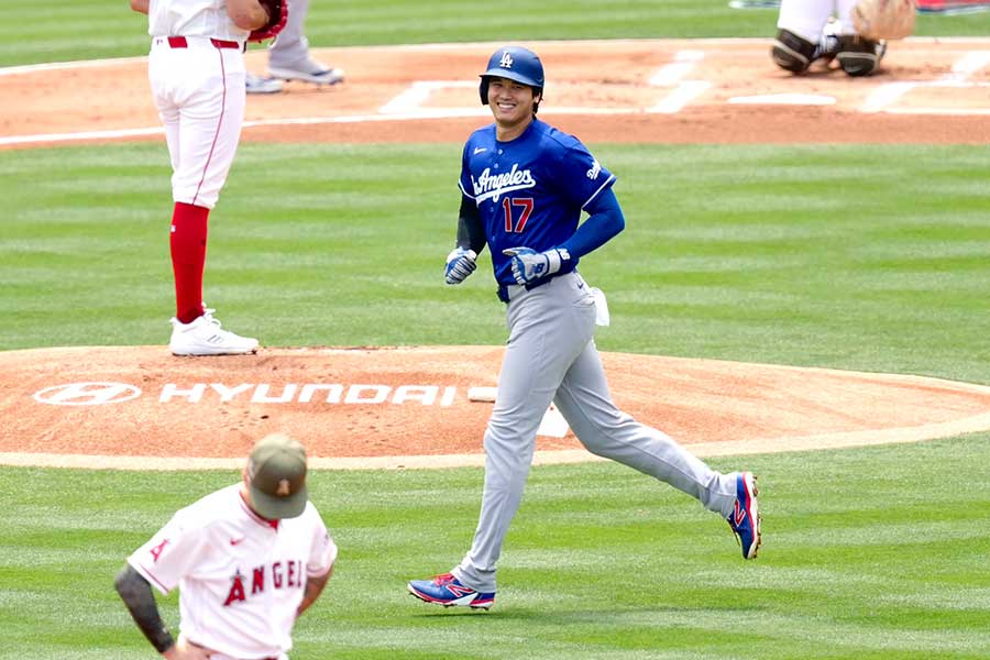エンゼルス戦で中堅方向に笑顔を向けるドジャースの大谷翔平【写真：黒澤崇】