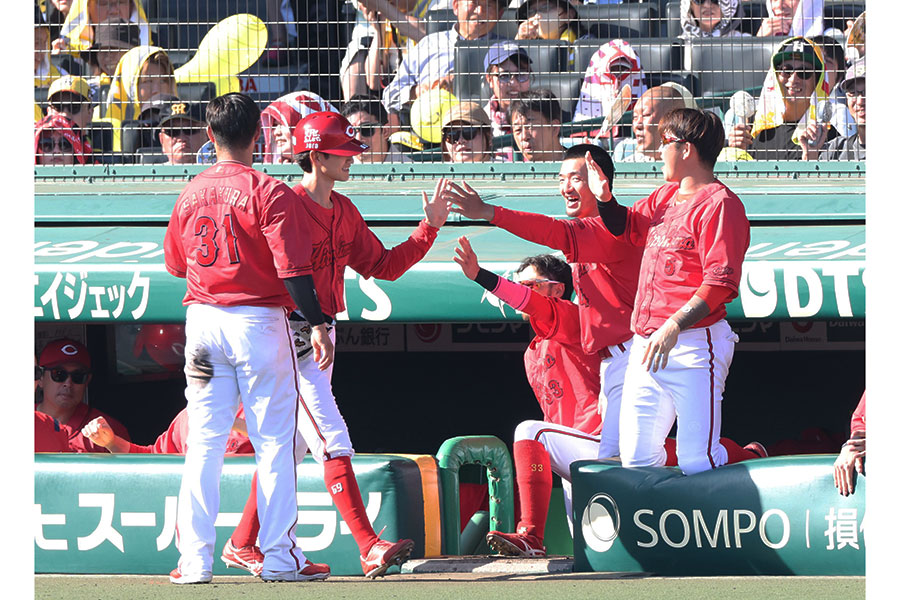 阪神と対戦した広島ナイン【写真：産経新聞社】