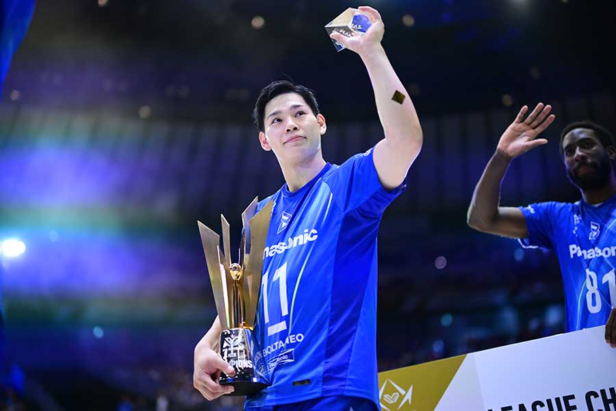 悲願の初優勝を果たした主将・西田有志【写真：アフロスポーツ】