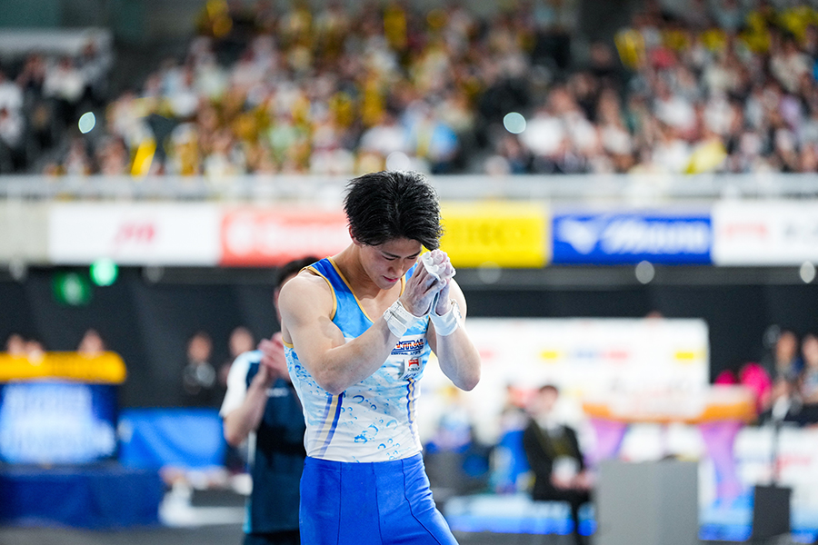 鉄棒の演技終了直後、失意の中でも観客に両手を合わせた橋本【写真:中戸川知世】