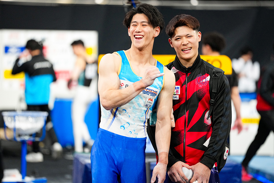 岡に逆転を許すもこの日5位に入った角皆友晴と談笑する橋本(左)【写真:中戸川知世】