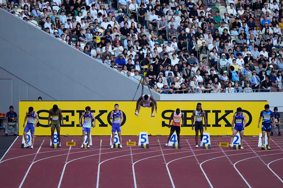 “特大ジャンプ”で会場を沸かせたライルズ(中央)【写真:奥井隆史】