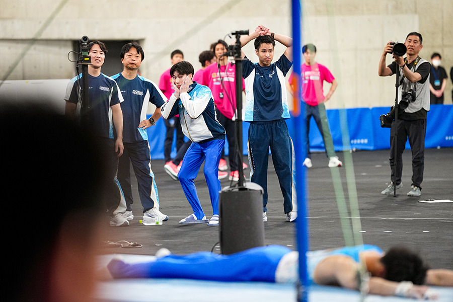 鉄棒で橋本の落下に、両手を顔に当ててショックを受ける土井陵輔【写真:中戸川知世】
