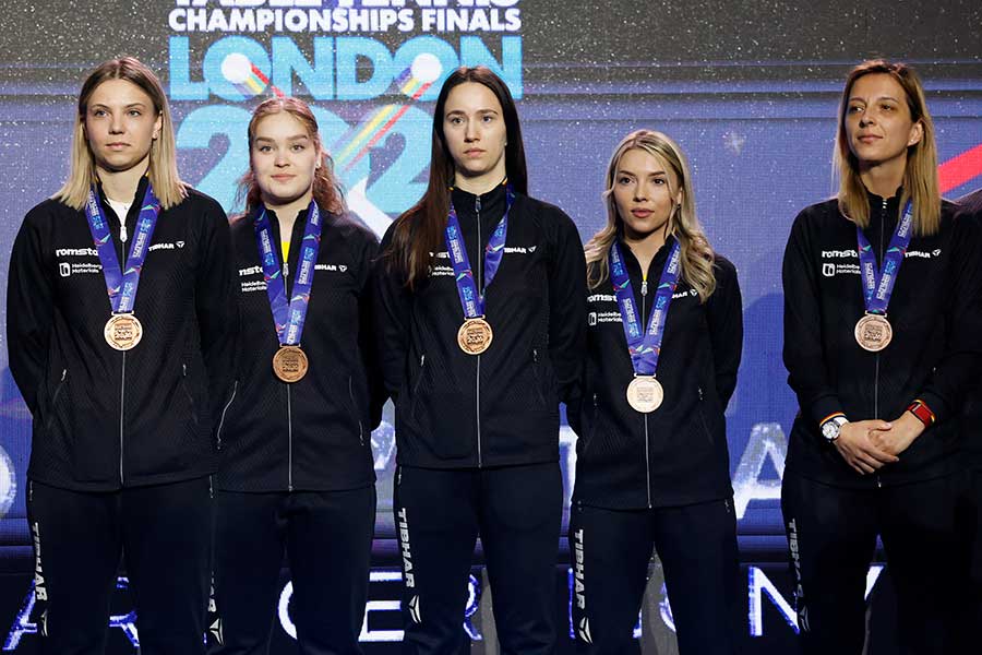 世界選手権団体戦で銅メダルを獲得した女子ルーマニア代表【写真:ロイター/アフロ】