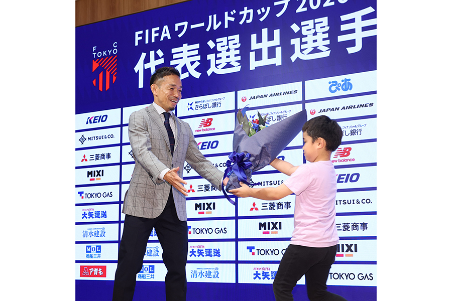 代表選出記者会見で長男から花束を受け取る長友佑都(左)【写真:産経新聞社】