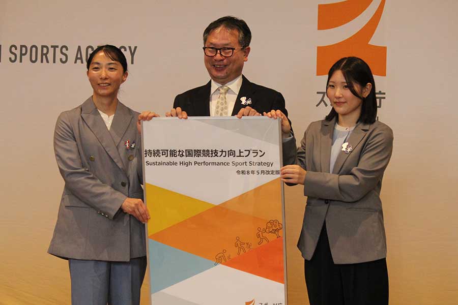 網本（左）、河合長官（中央）とトークセッションで意見を交わした小野（右）【写真：編集部】
