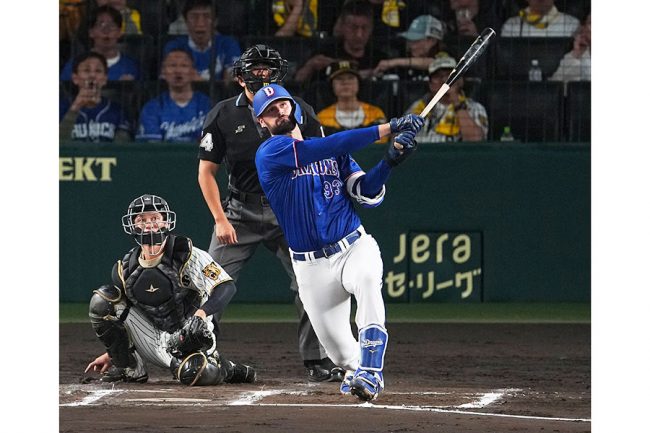 投手のスイングじゃない」しかも甲子園… 中日左腕の特大弾にネット騒然