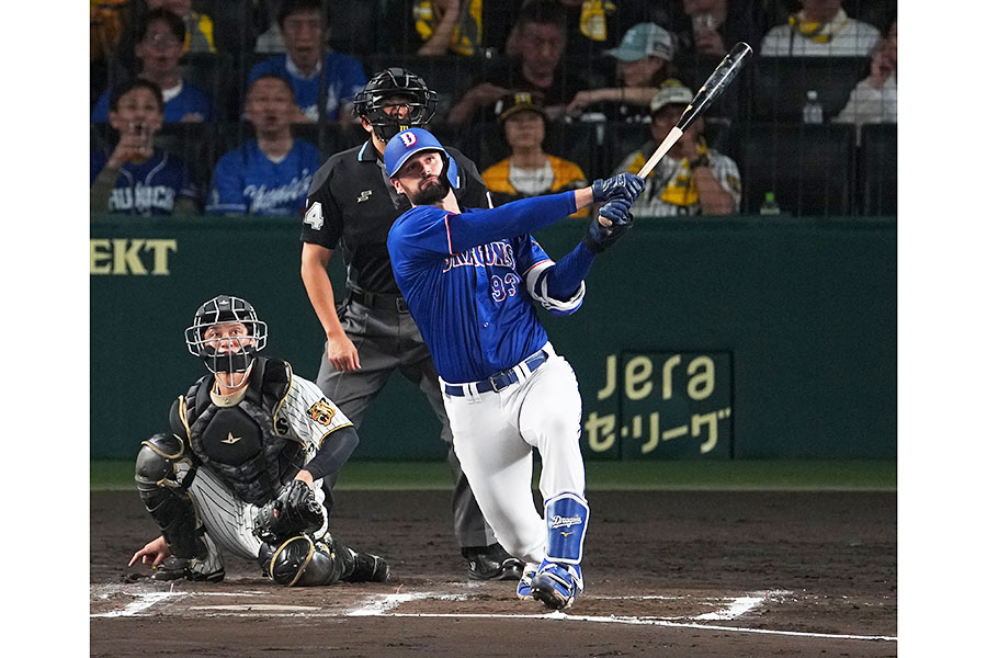 豪快なホームランを放った中日のカイル・マラー投手【写真:産経新聞社】