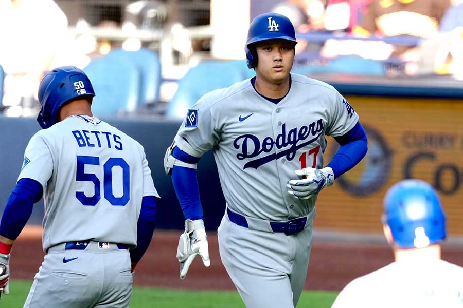 今季8号を放ったドジャースの大谷翔平(右)【写真:黒澤崇】
