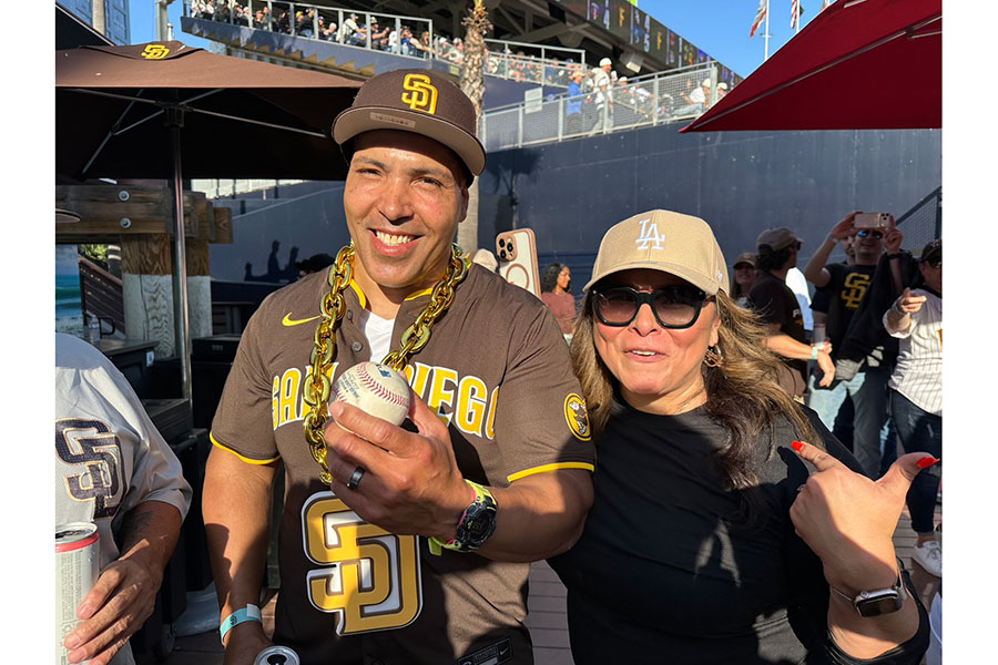 大谷のホームランボールをキャッチしたダニエル・ロブレスさん(左)と妻ソーニャさん【写真:鉾久真大】