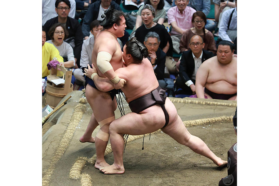霧島(右)は寄り切りで若隆景を下す【写真:スポーツ報知/アフロ】